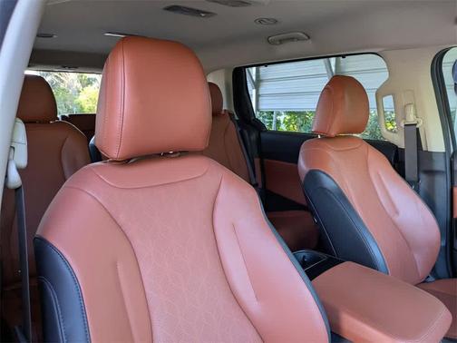 2023 Kia Carnival SX