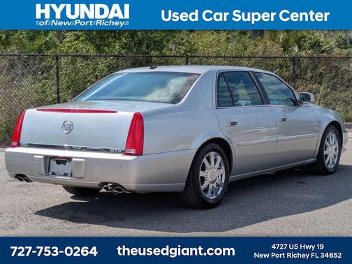 Light Platinum 2007 Cadillac DTS Luxury