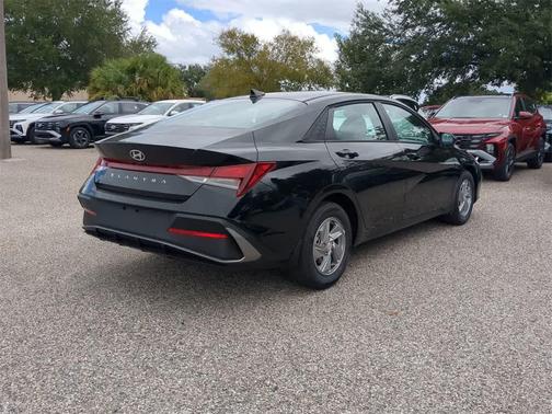 2025 Hyundai ELANTRA SE