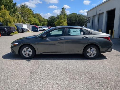 2025 Hyundai ELANTRA SE