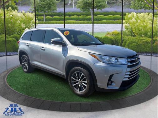 Celestial Silver Metallic 2019 Toyota Highlander SE