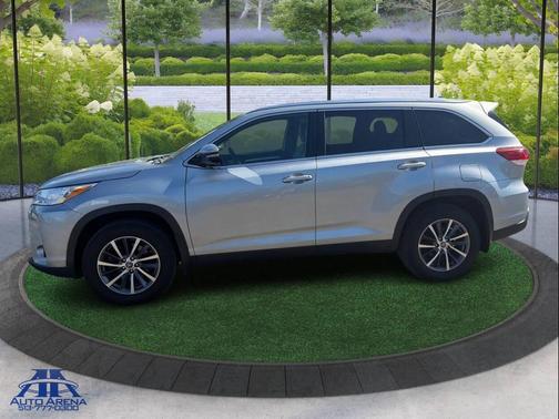Celestial Silver Metallic 2019 Toyota Highlander SE