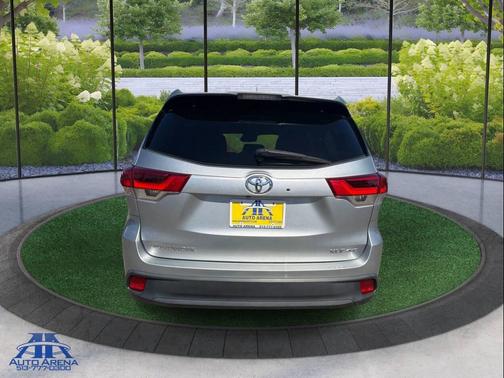 Celestial Silver Metallic 2019 Toyota Highlander SE