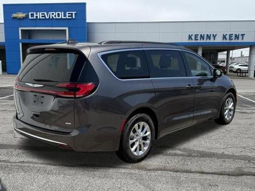 Granite Crystal Metallic Clearcoat 2022 Chrysler Pacifica Touring L