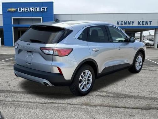 Iconic Silver Metallic 2022 Ford Escape SE