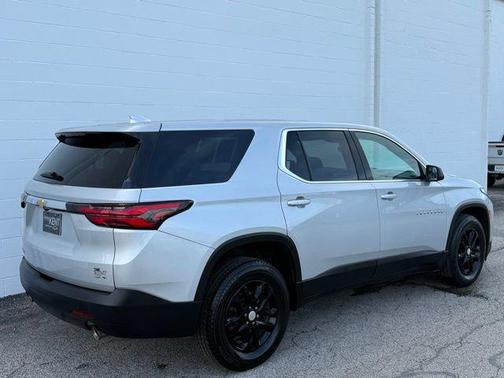 Silver Ice Metallic 2022 Chevrolet Traverse LS
