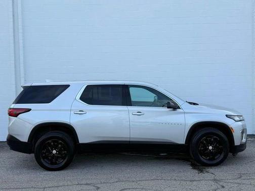 Silver Ice Metallic 2022 Chevrolet Traverse LS