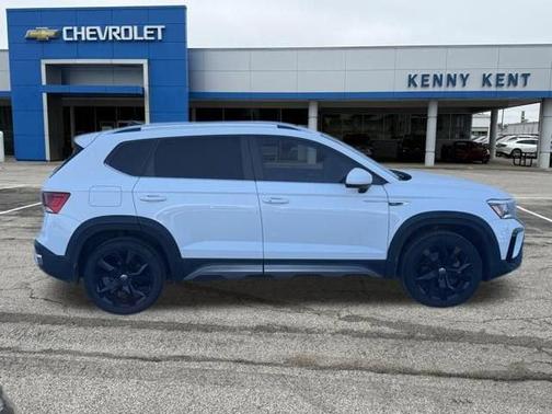 Pure White 2022 Volkswagen Taos 1.5T SE