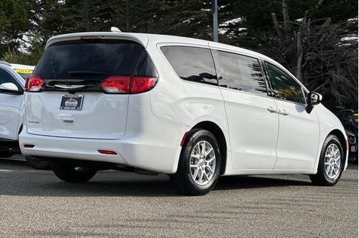 2022 Chrysler Voyager LX