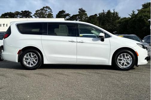 2022 Chrysler Voyager LX