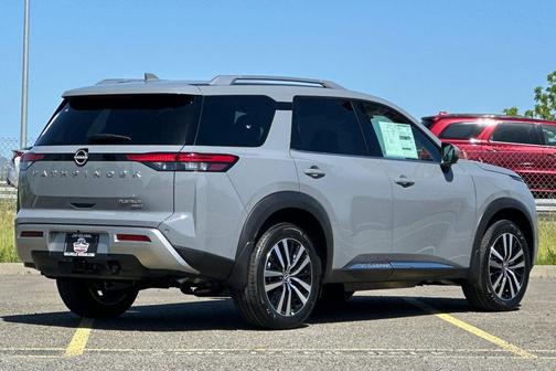 2025 Nissan Pathfinder Platinum 4WD