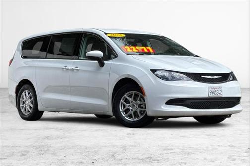 2023 Chrysler Voyager LX