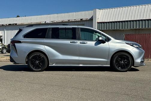 2023 Toyota Sienna XLE 8 Passenger
