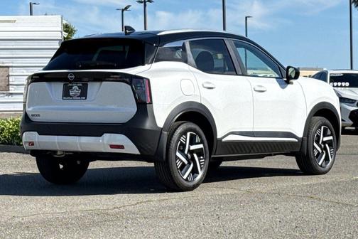 Aspen White Tricoat/Super Black 2026 Nissan Kicks SV