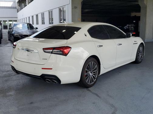 Bianco 2022 Maserati Ghibli Modena