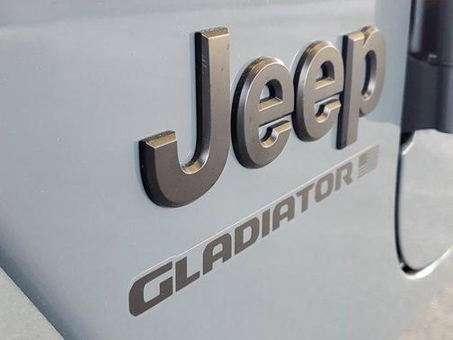 Anvil Clearcoat 2026 Jeep Gladiator Sahara 4x4