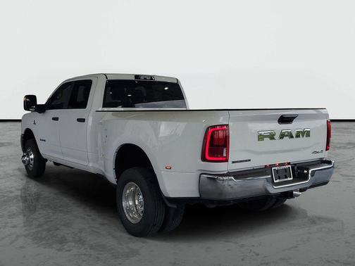 Bright White Clearcoat 2026 RAM 3500 Big Horn Crew Cab 4x4 8' Box