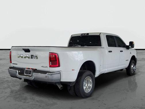 Bright White Clearcoat 2026 RAM 3500 Big Horn Crew Cab 4x4 8' Box