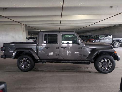 2026 Jeep Gladiator Sahara 4x4