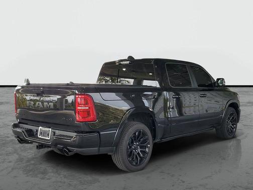 Diamond Black Crystal Pearlcoat 2026 RAM 1500 Limited