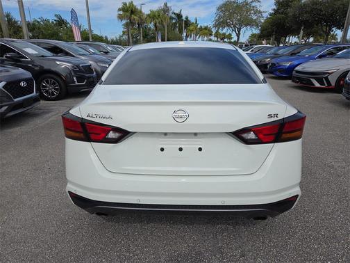 2022 Nissan Altima SR FWD