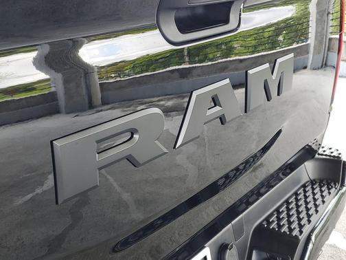 Diamond Black Crystal Pearlcoat 2026 RAM 1500 Express