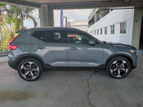 2021 Volvo XC40 T5 Momentum