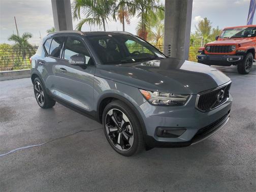 2021 Volvo XC40 T5 Momentum