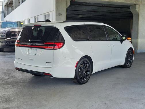 Bright White Clearcoat 2026 Chrysler Pacifica Limited