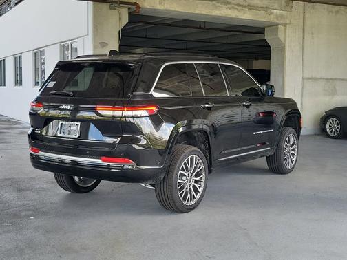 diamond black crystal pearlcoat 2026 Jeep Grand Cherokee Summit