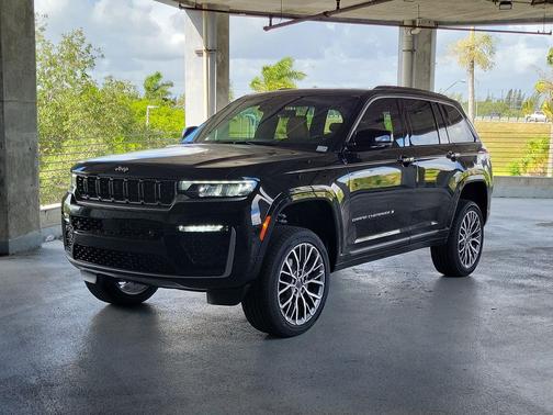 diamond black crystal pearlcoat 2026 Jeep Grand Cherokee Summit