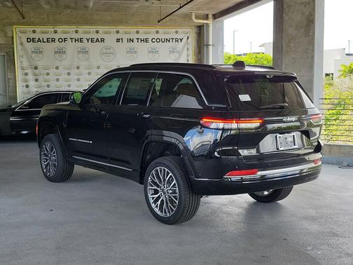 diamond black crystal pearlcoat 2026 Jeep Grand Cherokee Summit