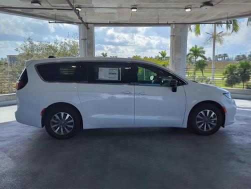 2025 Chrysler Pacifica Hybrid Select