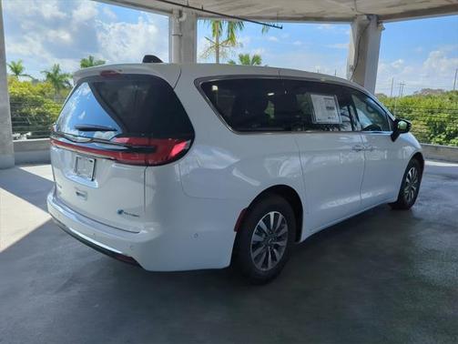 2025 Chrysler Pacifica Hybrid Select