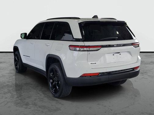 Bright White Clearcoat 2023 Jeep Grand Cherokee Altitude