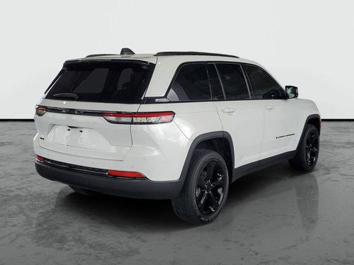 Bright White Clearcoat 2023 Jeep Grand Cherokee Altitude
