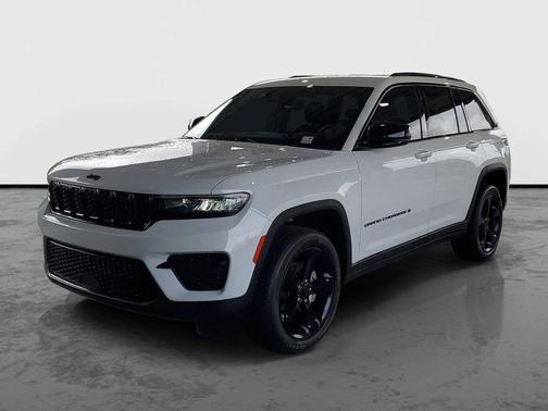 Bright White Clearcoat 2023 Jeep Grand Cherokee Altitude