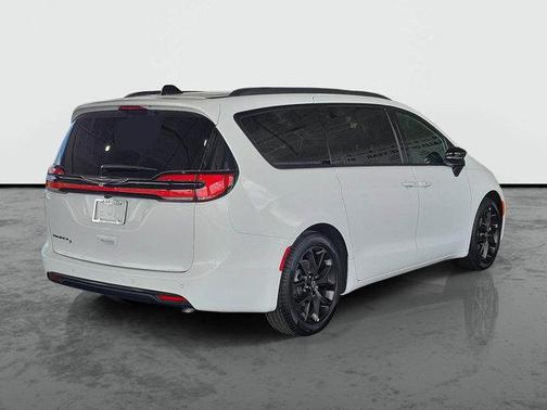 Bright White Clearcoat 2026 Chrysler Pacifica L