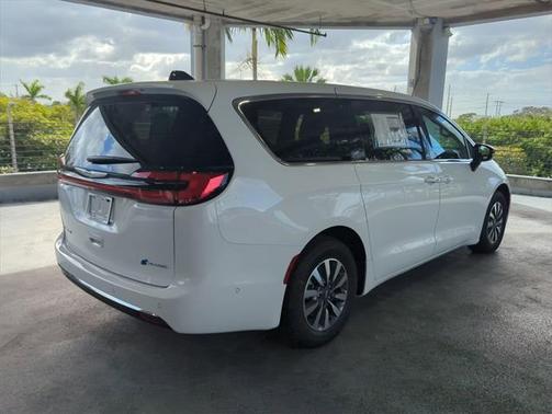 2025 Chrysler Pacifica Hybrid Select