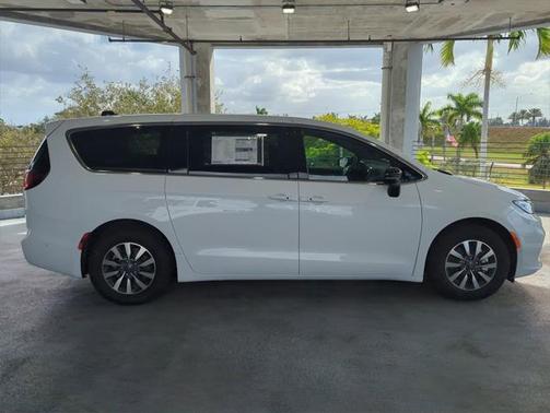 2025 Chrysler Pacifica Hybrid Select