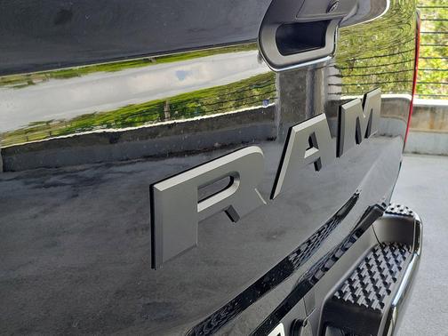 Diamond Black Crystal Pearlcoat 2026 RAM 1500 Express