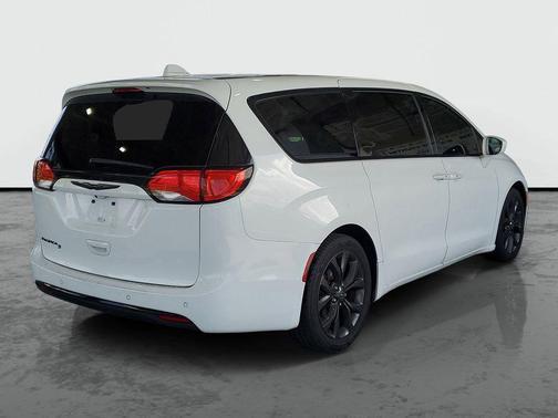 Bright White Clearcoat 2019 Chrysler Pacifica Touring Plus