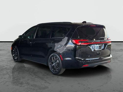 Diamond Black Crystal Pearlcoat 2026 Chrysler Pacifica L