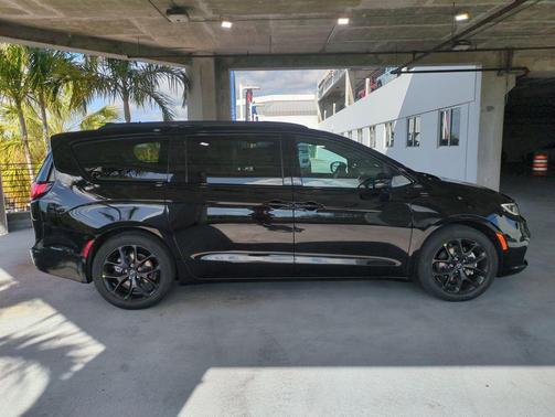 2026 Chrysler Pacifica L