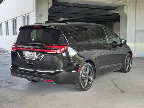 Diamond Black Crystal Pearlcoat 2026 Chrysler Pacifica L