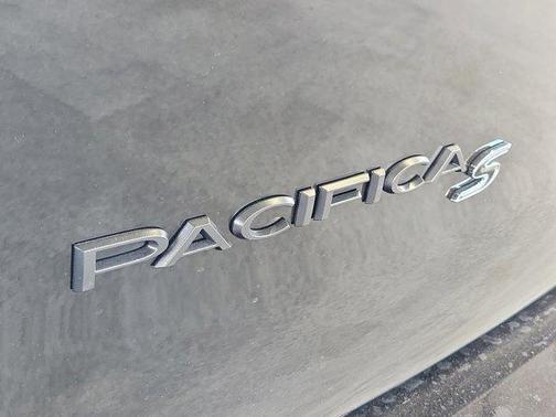 Diamond Black Crystal Pearlcoat 2026 Chrysler Pacifica L