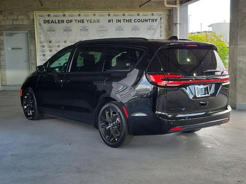 Diamond Black Crystal Pearlcoat 2026 Chrysler Pacifica L