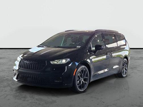 Diamond Black Crystal Pearlcoat 2026 Chrysler Pacifica L