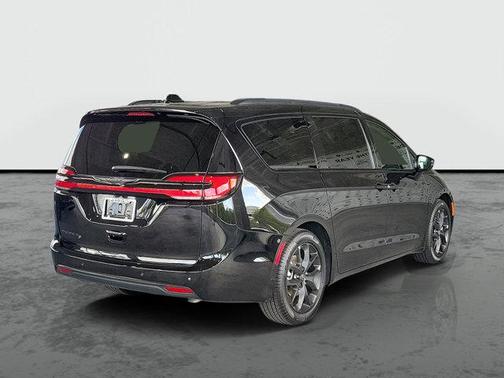 Diamond Black Crystal Pearlcoat 2026 Chrysler Pacifica L