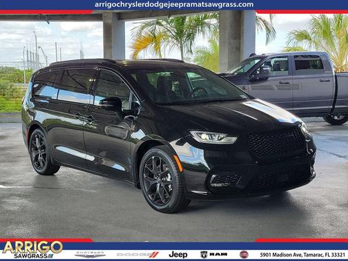 Diamond Black Crystal Pearlcoat 2026 Chrysler Pacifica L